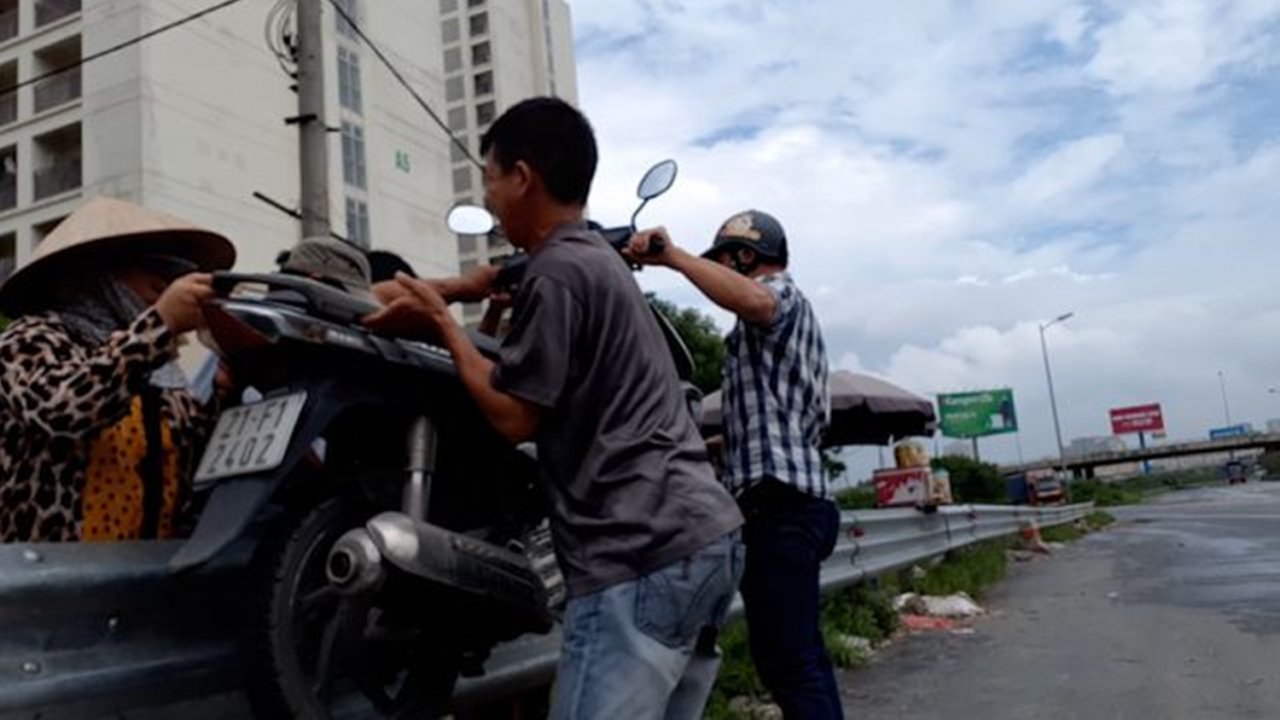 tin-tuc-tai-nan-giao-thong-ngay-108-dan-vay-bat-tai-xe-o-to-tong-trung-ong-lao-roi-bo-chay
