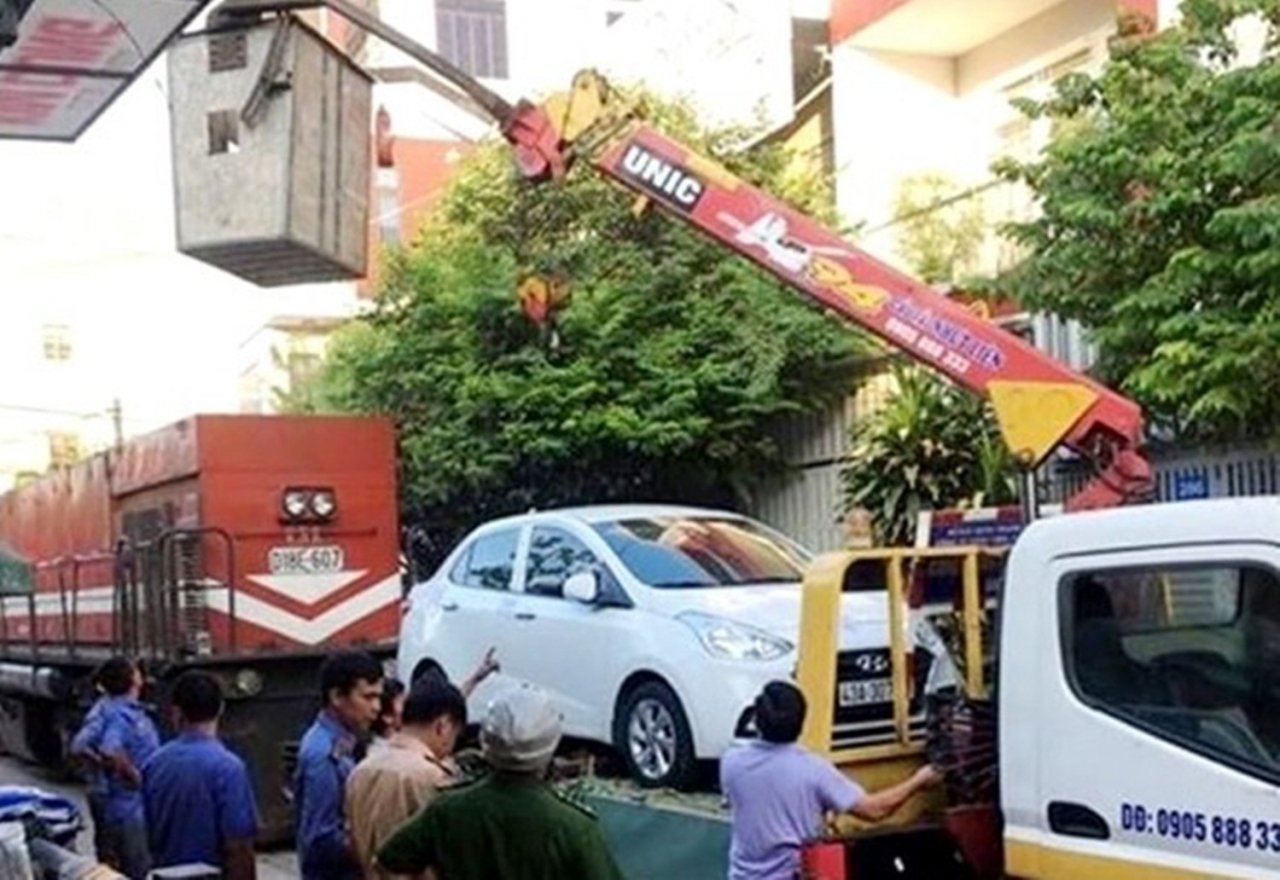 Lực lượng chức năng cẩu chiếc ô tô khỏi đường tàu.