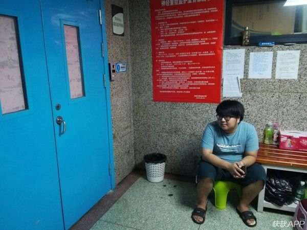 Tình yêu và sự kiên trì của Tôn Dương dành cho Viêm Đệ khiến nhiều người xúc động. “Nếu tôi không hôn thì chẳng còn cơ hội nào hôn cô ấy nữa. Chắc chắn rằng cô ấy chưa bao giờ muốn từ bỏ thế giới này. Chỉ là những ngày sau cùng, cô ấy nói rằng không thể chịu đựng nổi nữa, không thể kiên trì nữa” - Tôn Dương chia sẻ.