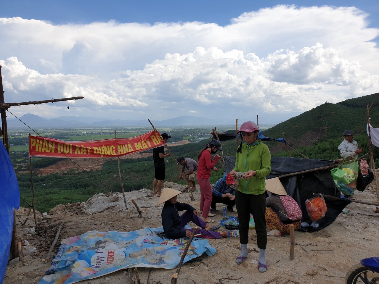 nguoi-dan-quang-nam-dung-leu-trai-ngan-can-thi-cong-lo-dot-rac