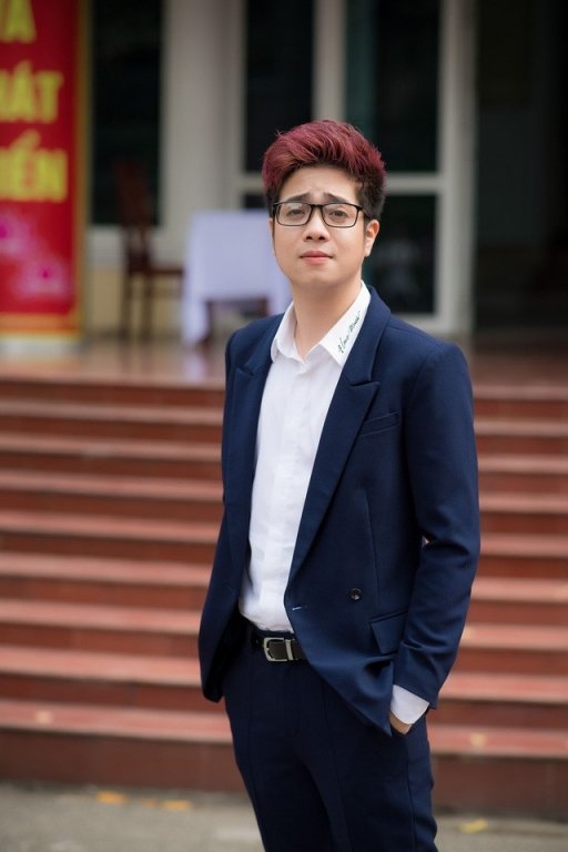 Không chỉ vậy, giọng ca sinh năm 1991 cũng bị cắt suất diễn trong chương trình âm nhạc ở Đà Nẵng vì hét cát-xê quá cao. 