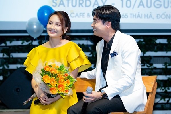 Bảo Thanh là khách mời trong buổi họp fan tại Hà Nội của Quốc Trường. Nữ diễn viên kể bạn diễn nghiện điện thoại đến mức nhiều lần bị đạo diễn nhắc nhở. Thậm chí, khi tập thoại với cô, Quốc Trường cũng mải miết dùng điện thoại khiến cô bực mình đến mức muốn ném điện thoại của anh đi để tập trung cho việc diễn.