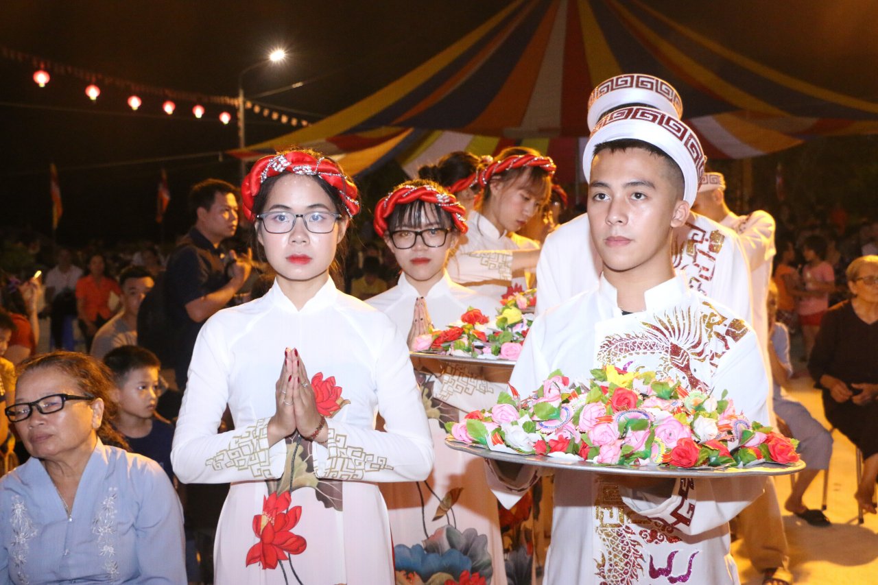 hang-ngan-nguoi-do-ve-hoa-binh-du-le-vu-lan-bao-hieu