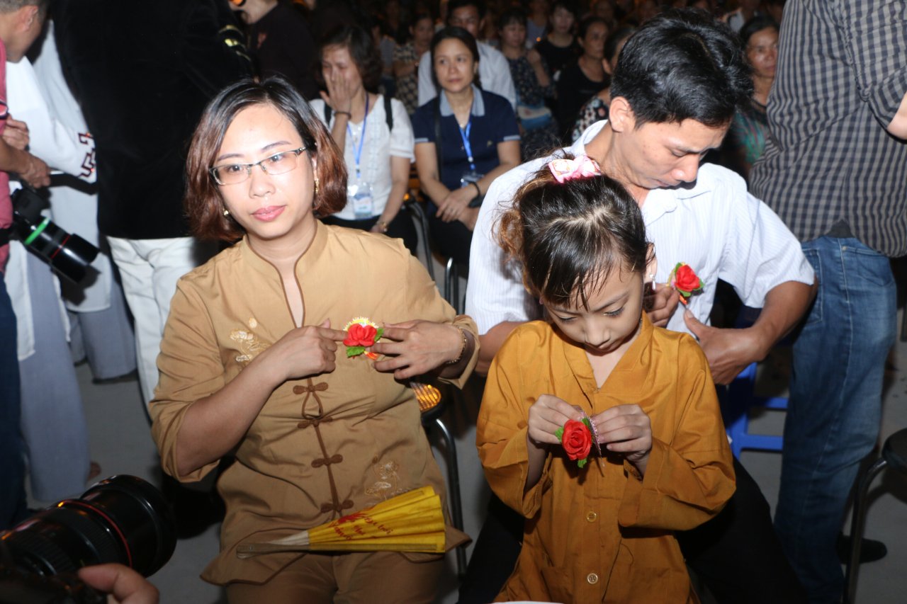 hang-ngan-nguoi-do-ve-hoa-binh-du-le-vu-lan-bao-hieu