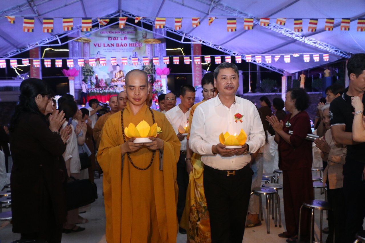 hang-ngan-nguoi-do-ve-hoa-binh-du-le-vu-lan-bao-hieu