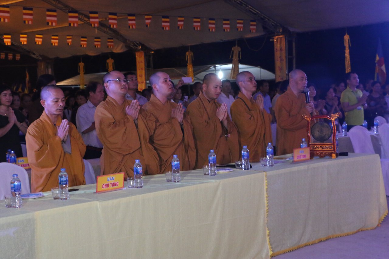 hang-ngan-nguoi-do-ve-hoa-binh-du-le-vu-lan-bao-hieu