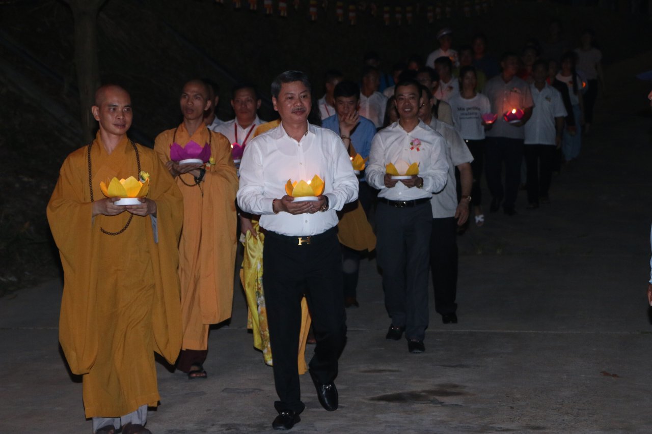hang-ngan-nguoi-do-ve-hoa-binh-du-le-vu-lan-bao-hieu