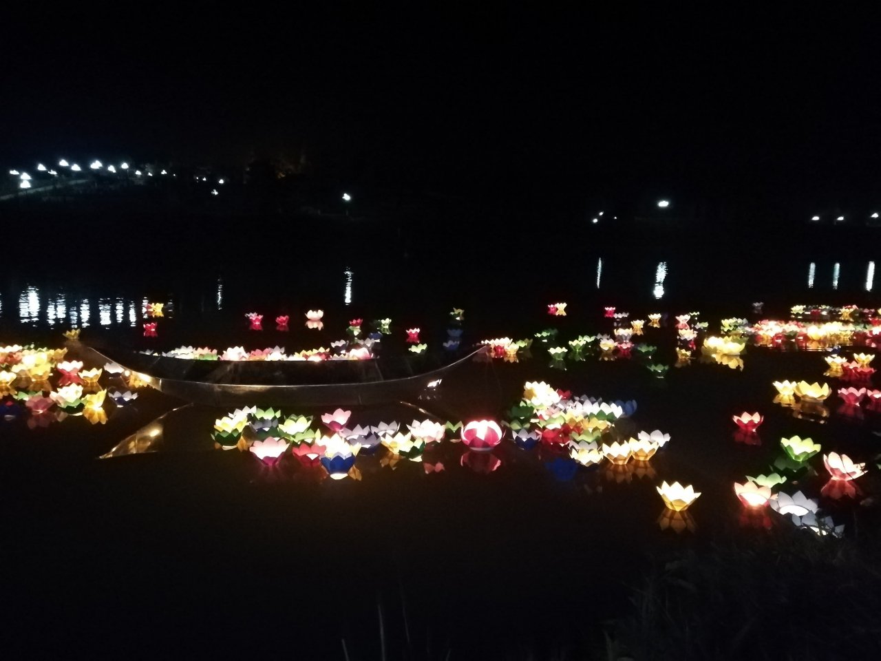 hang-ngan-nguoi-do-ve-hoa-binh-du-le-vu-lan-bao-hieu
