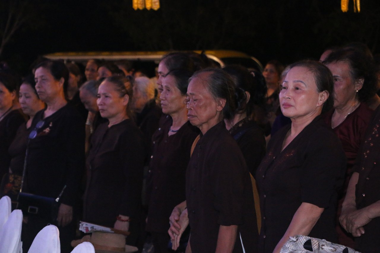 hang-ngan-nguoi-do-ve-hoa-binh-du-le-vu-lan-bao-hieu