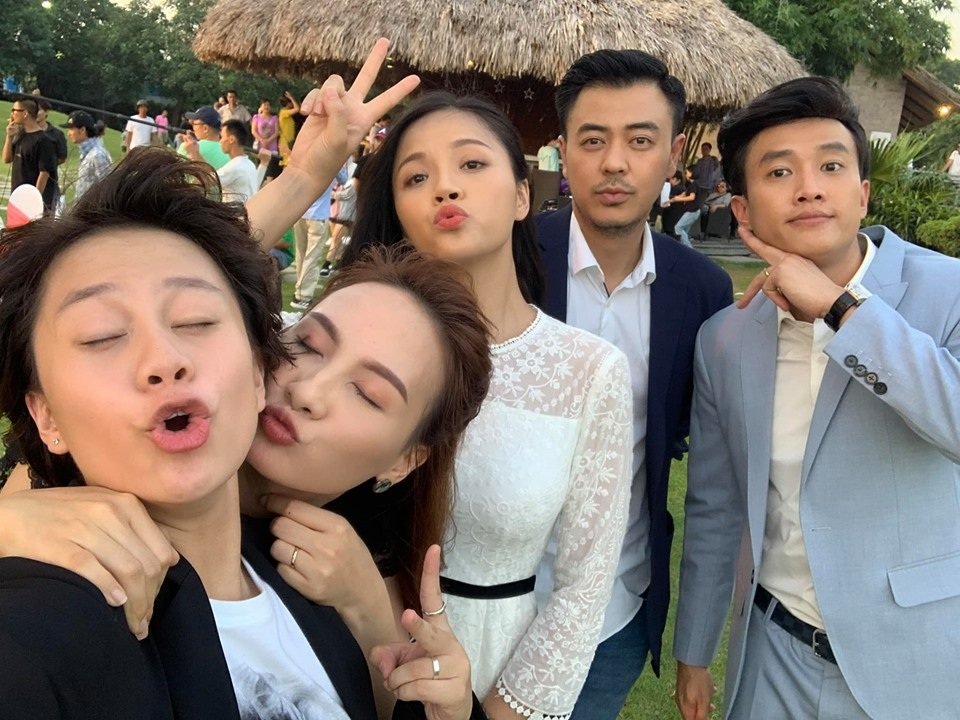 Được biết, hầu hết các phân đoạn trong tập cuối đều được thực hiện từ giữa tháng 6/2019. Dù thời điểm quay phim, thời tiết Hà Nội hết sức nắng nóng nhưng đoàn phim vẫn rất vui vẻ và nhiệt huyết. 