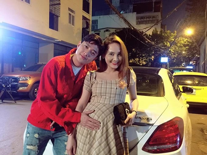 Trong phim, Bảo Thanh và Quốc Trường vào vai vợ chồng. Tuy trong phim có nhiều cảnh căng thẳng nhưng hậu trường, cả 2 diễn viên lại rất thân thiết và vui vẻ với nhau. Nói về bạn diễn, Quốc Trường chia sẻ: 
