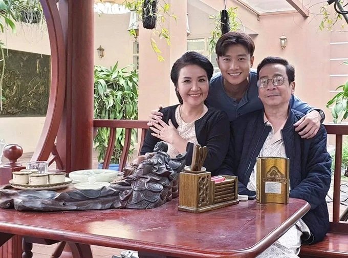 Đảm nhận vai con trai NSND Hoàng Dũng trong phim, Quốc Trường cho hay anh cảm thấy rất hào hứng nhưng cũng có chút áp lực vì không bao giờ nghĩ có ngày sẽ được làm việc cùng ông.