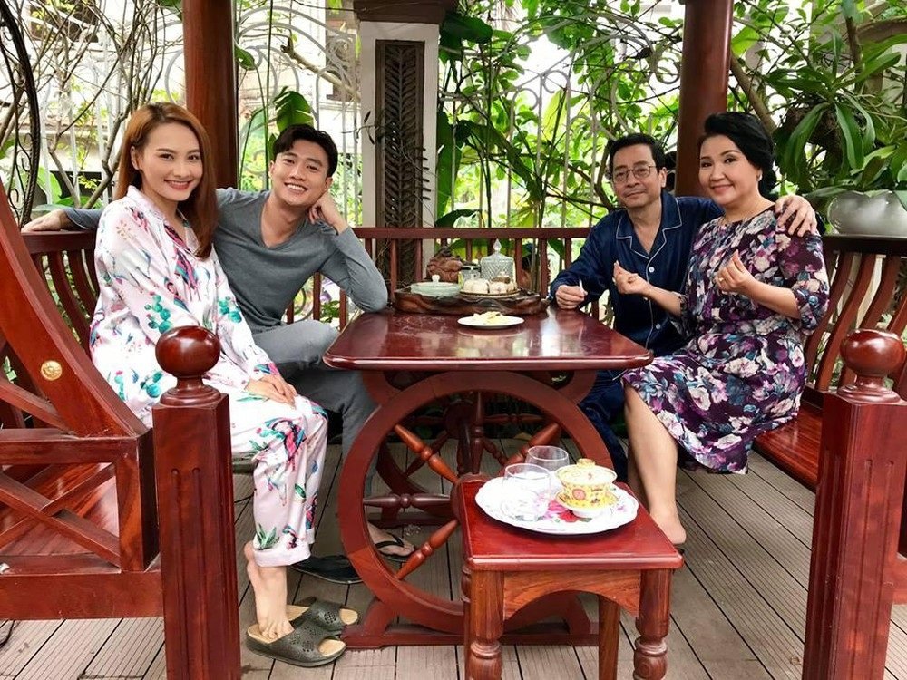 Quốc Trường cũng cho hay học hỏi được rất nhiều kinh nghiệm diễn xuất từ Bảo Thanh. 