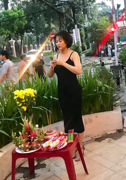 phi-thanh-van-mac-dam-ho-nguc-mai-phuong-thuy-dien-vest-khong-noi-y-thap-huong-to-nghe-lai-duoc-benh-thay-vi-chi-trich-thieu-ton-nghiem