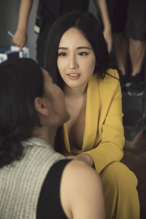 phi-thanh-van-mac-dam-ho-nguc-mai-phuong-thuy-dien-vest-khong-noi-y-thap-huong-to-nghe-lai-duoc-benh-thay-vi-chi-trich-thieu-ton-nghiem