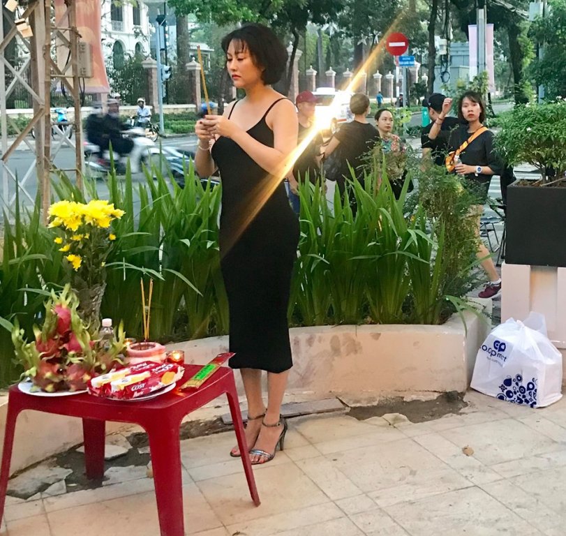 phi-thanh-van-mac-dam-ho-nguc-mai-phuong-thuy-dien-vest-khong-noi-y-thap-huong-to-nghe-lai-duoc-benh-thay-vi-chi-trich-thieu-ton-nghiem