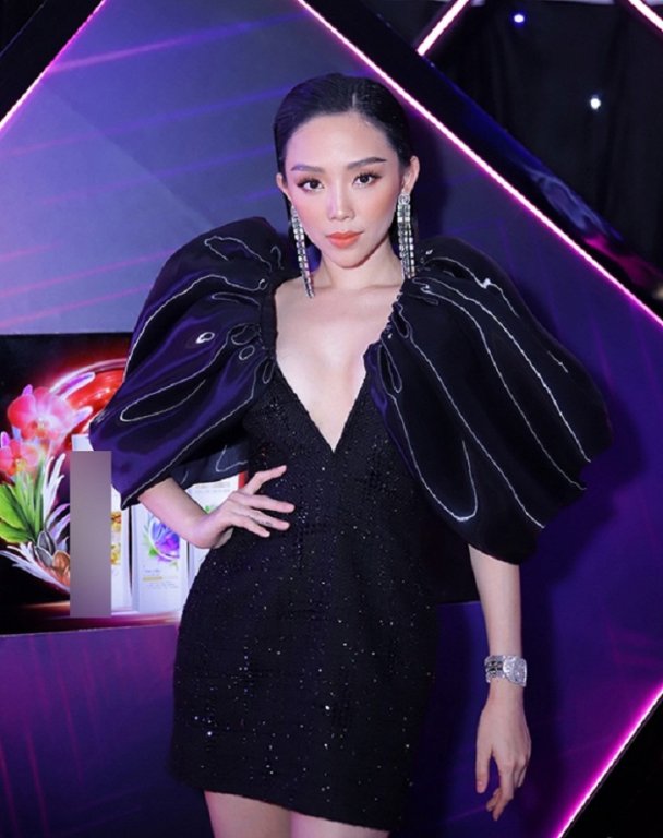 Nhã Phương - Tiểu Vy gợi cảm lọt top sao đẹp, H'Hen Niê bị chê trang phục rườm rà