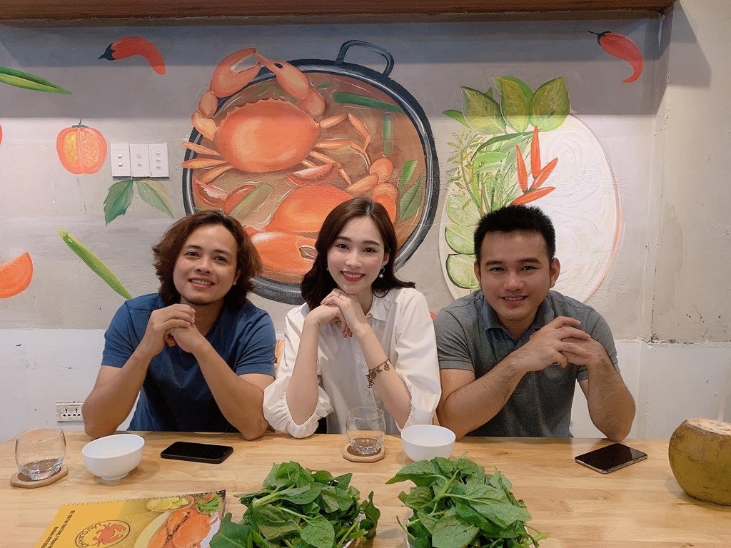 Mới đây, Hoa hậu Đặng Thu Thảo chia sẻ bức hình chụp cùng NTK Lê Thanh Hòa và nhiếp ảnh gia Lê Thiện Viễn trên trang cá nhân kèm chú thích: