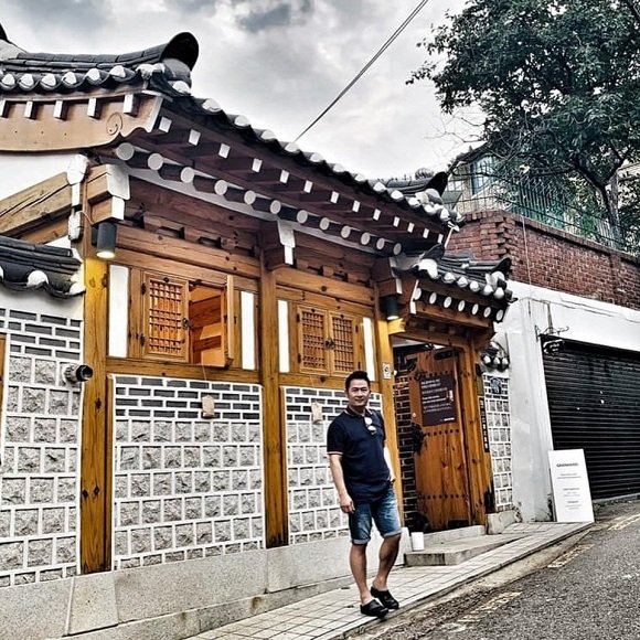 Bằng Kiều đi du lịch Hàn Quốc. 