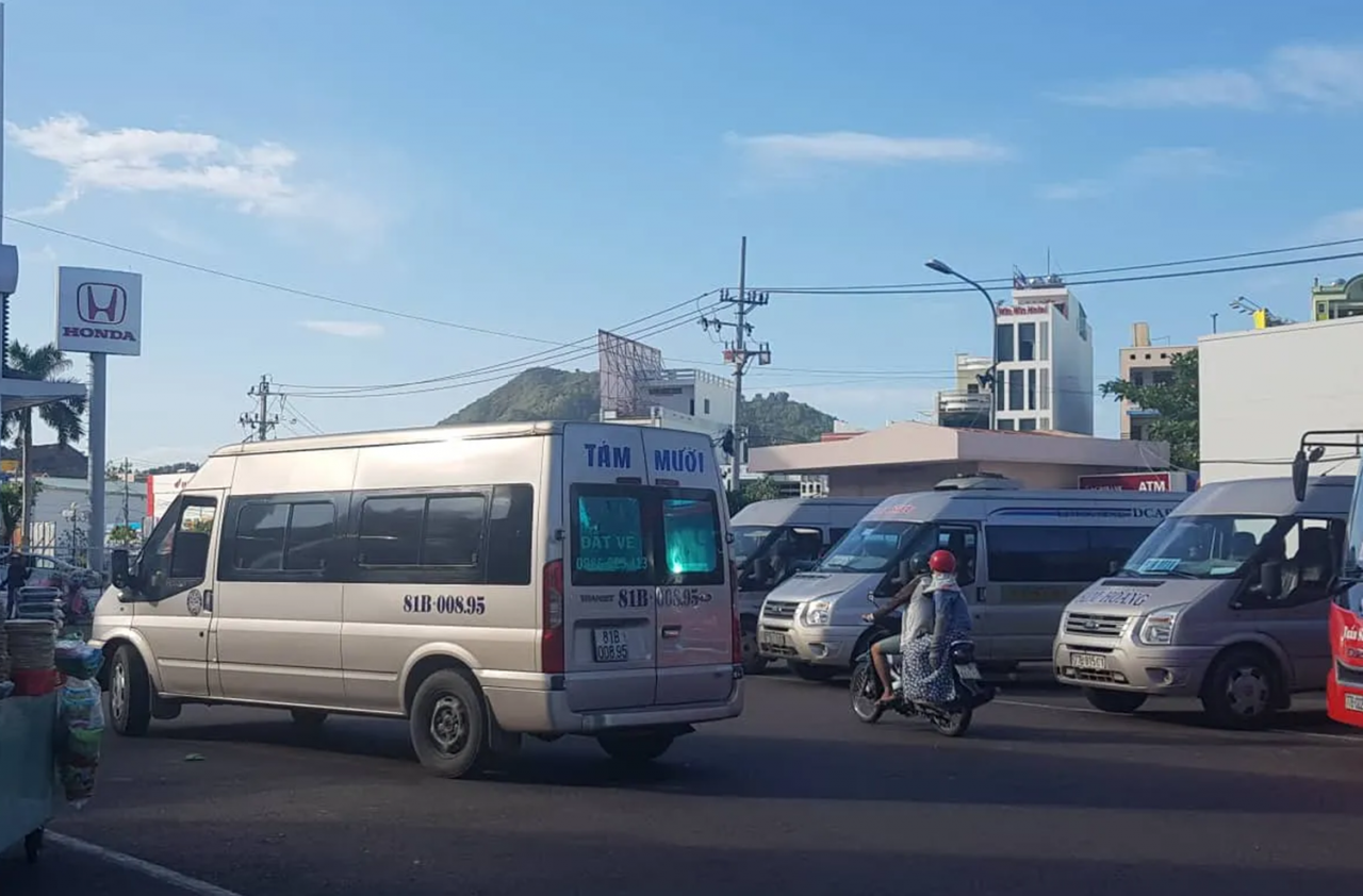 Hình ảnh chiếc xe khách nhồi nhét được ghi lại. (Ảnh: Báo Dân Trí).
