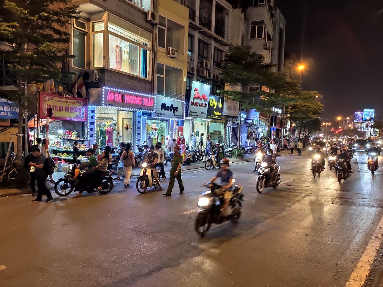 ha-noi-dai-le-vu-lan-chua-phuc-khanh-khong-con-canh-bien-nguoi-tran-ra-duong