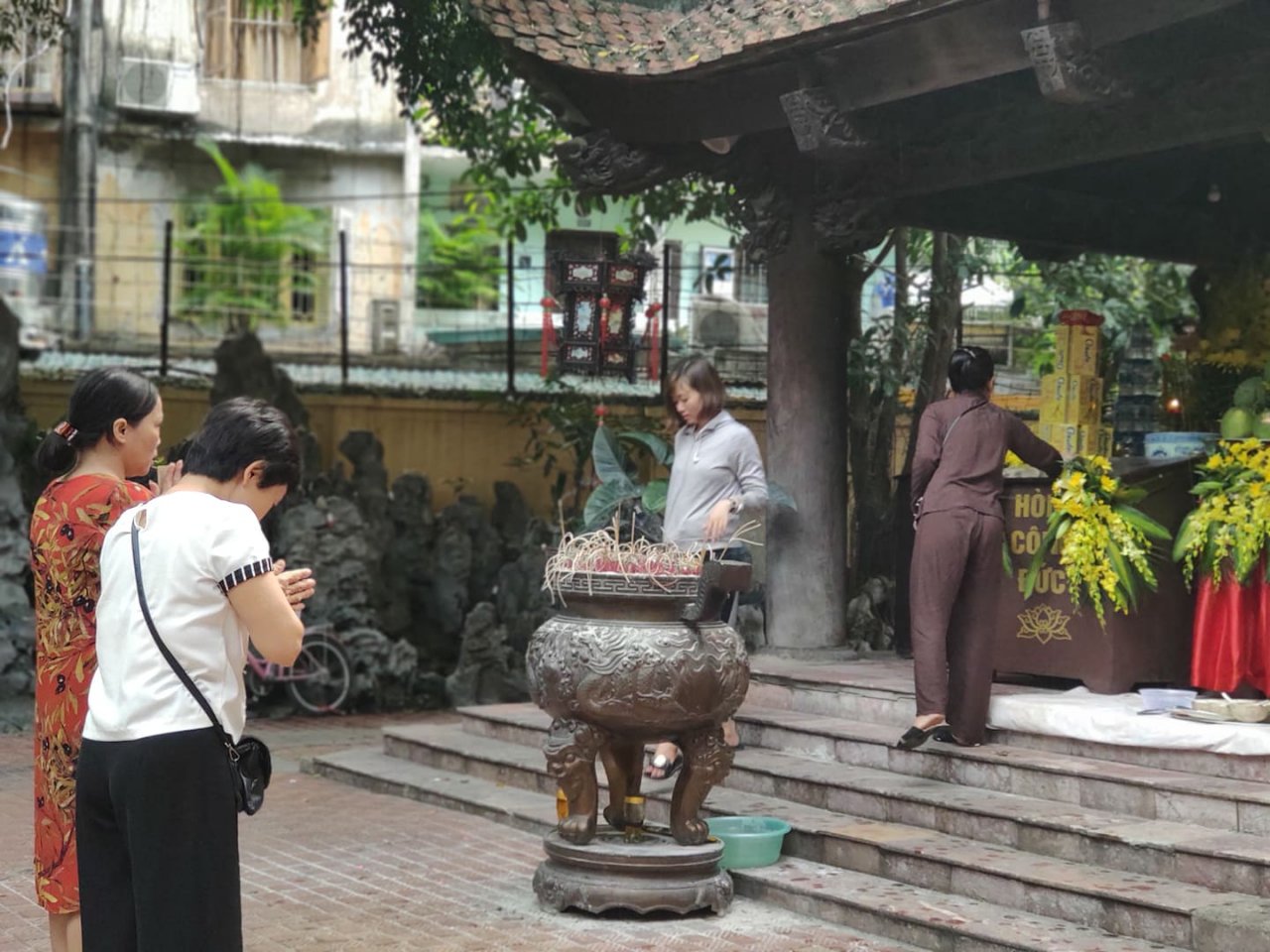 ha-noi-dai-le-vu-lan-chua-phuc-khanh-khong-con-canh-bien-nguoi-tran-ra-duong
