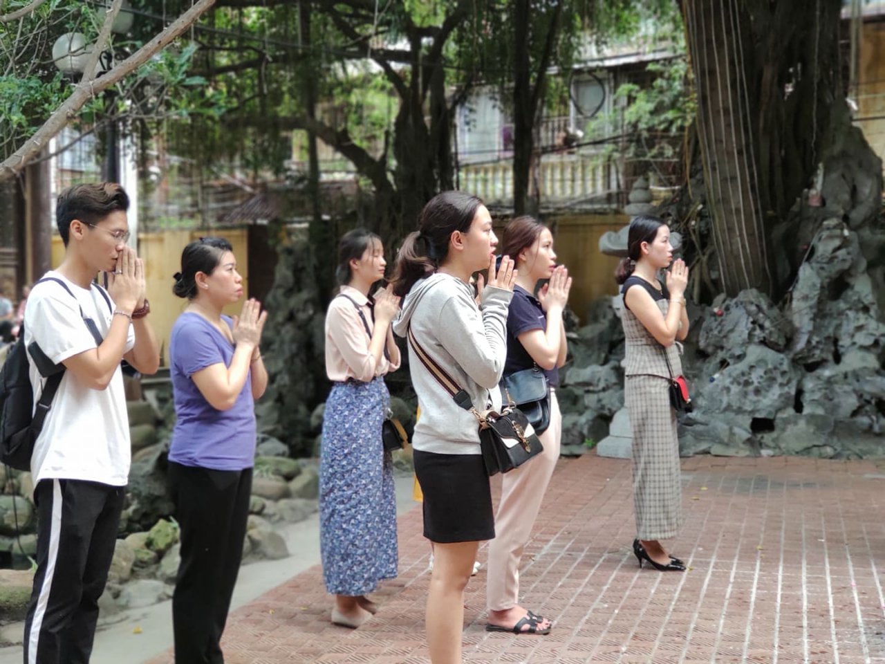 ha-noi-dai-le-vu-lan-chua-phuc-khanh-khong-con-canh-bien-nguoi-tran-ra-duong