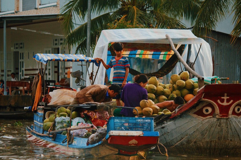 Lenh denh khap mien Tay song nuoc o nhung khu cho noi binh di hinh anh 2 