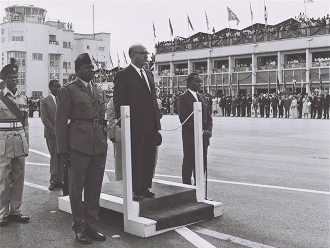 Rùng mình nhà độc tài sùng bái Hitler tàn sát 500.000 người - Hình 2 Rung minh nha doc tai sung bai Hitler tan sat 500.000 nguoi-Hinh-2