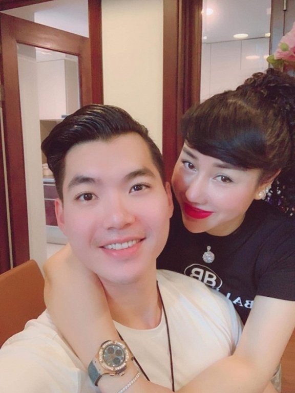 Vợ chồng Trương Nam Thành hạnh phúc khi đón con sinh đôi sau khi kết hôn vào cuối năm 2018.