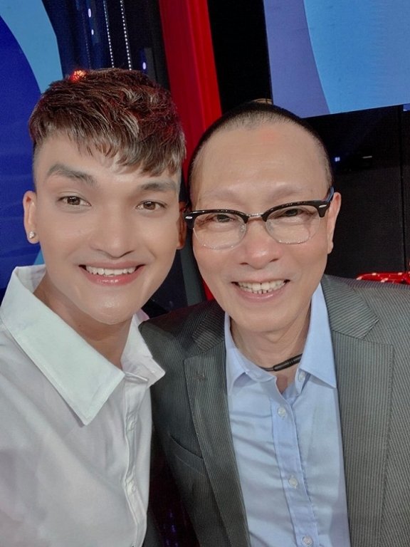 Lại Văn Sâm khiến nhiều người không nhận ra trong bức ảnh selfie cùng Mạc Văn Khoa. Trong hình, MC 62 tuổi trông trẻ hẳn ra khi mặt không nếp nhăn và trắng trẻo hơn bình thường. Dân mạng cho rằng do Mạc Văn Khoa dùng app chụp ảnh nên Lại Văn Sâm trông khác lạ.