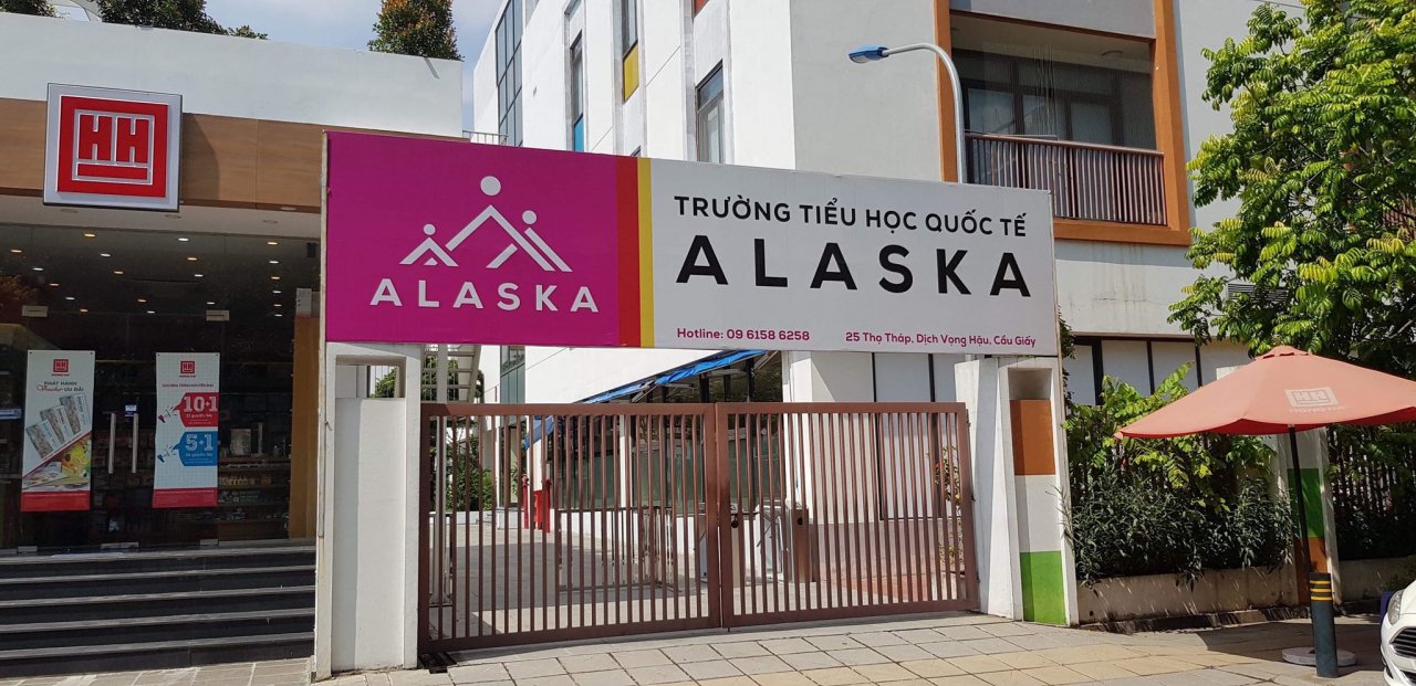 Biển tên hoành tráng của Trường tiểu học Quốc tế Alaska lúc chưa bị dỡ bỏ.