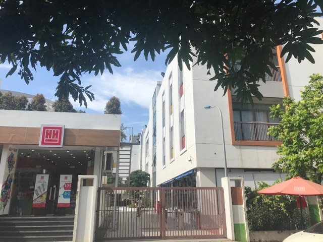 Đến ngày 13/8, biển tên Trường tiểu học Quốc tế Alaska bỗng dưng không cánh mà bay.