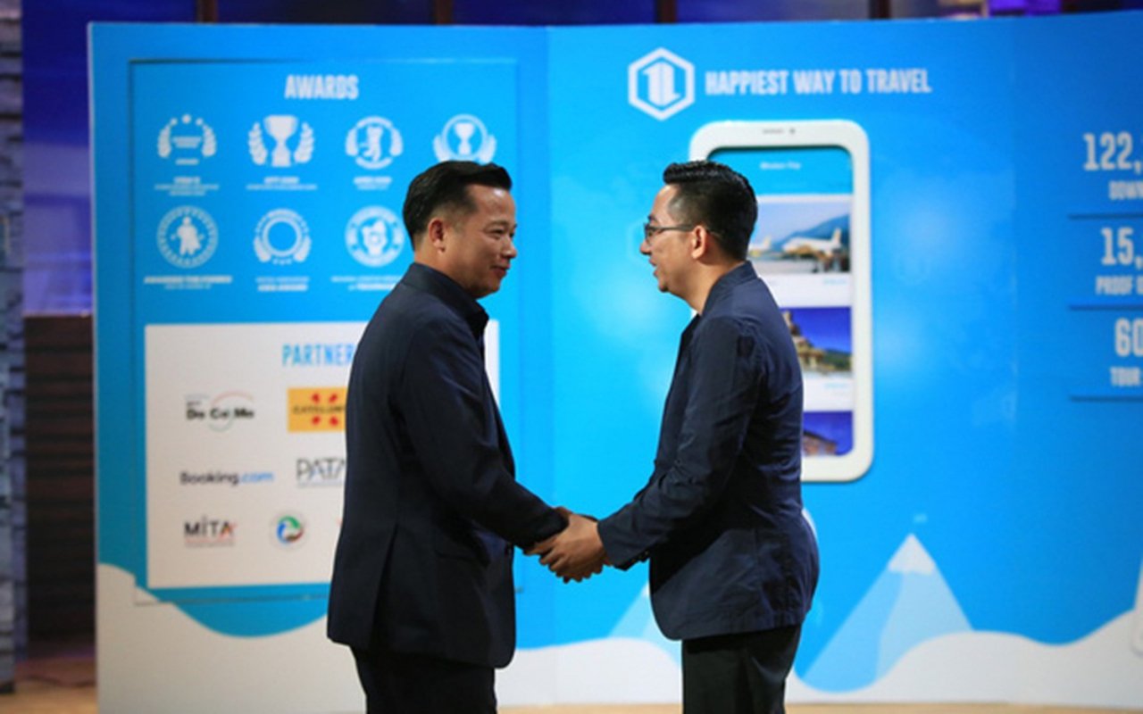 Shark Việt trong màn đầu tư với CEO Hải Hồ ở chương trình Shark Tank Việt Nam.