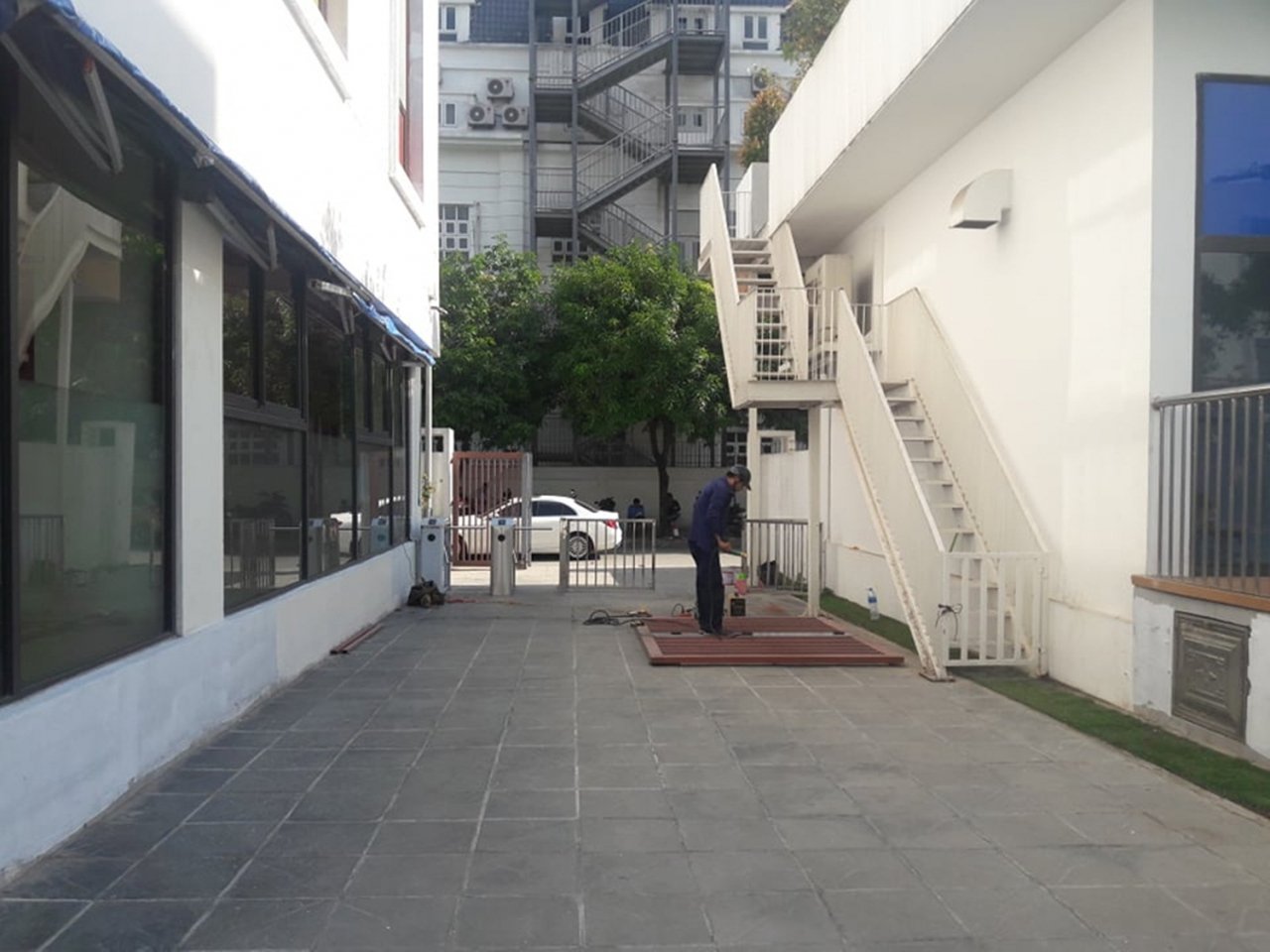 Bên trong một số người đan sơn, sửa cổng.