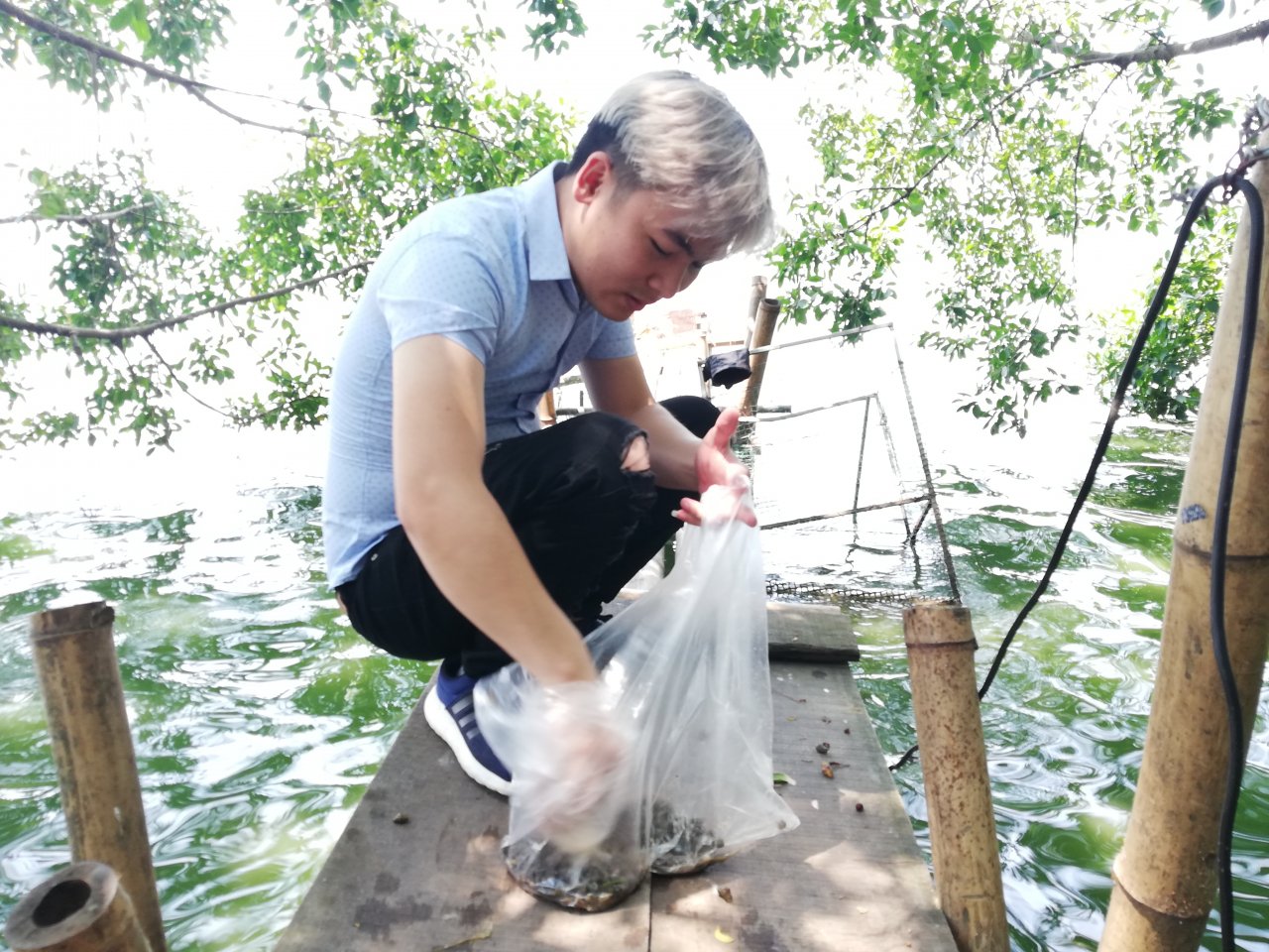 bat-chap-nang-nong-hang-nghin-nguoi-do-ve-chua-tran-quoc-phu-tay-ho-cau-an-ngay-ram