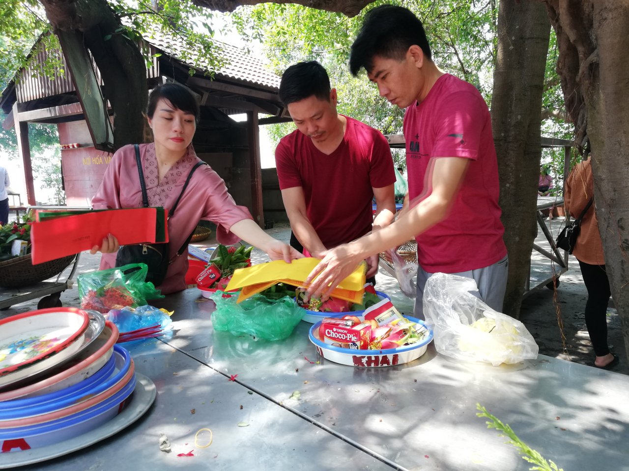 bat-chap-nang-nong-hang-nghin-nguoi-do-ve-chua-tran-quoc-phu-tay-ho-cau-an-ngay-ram