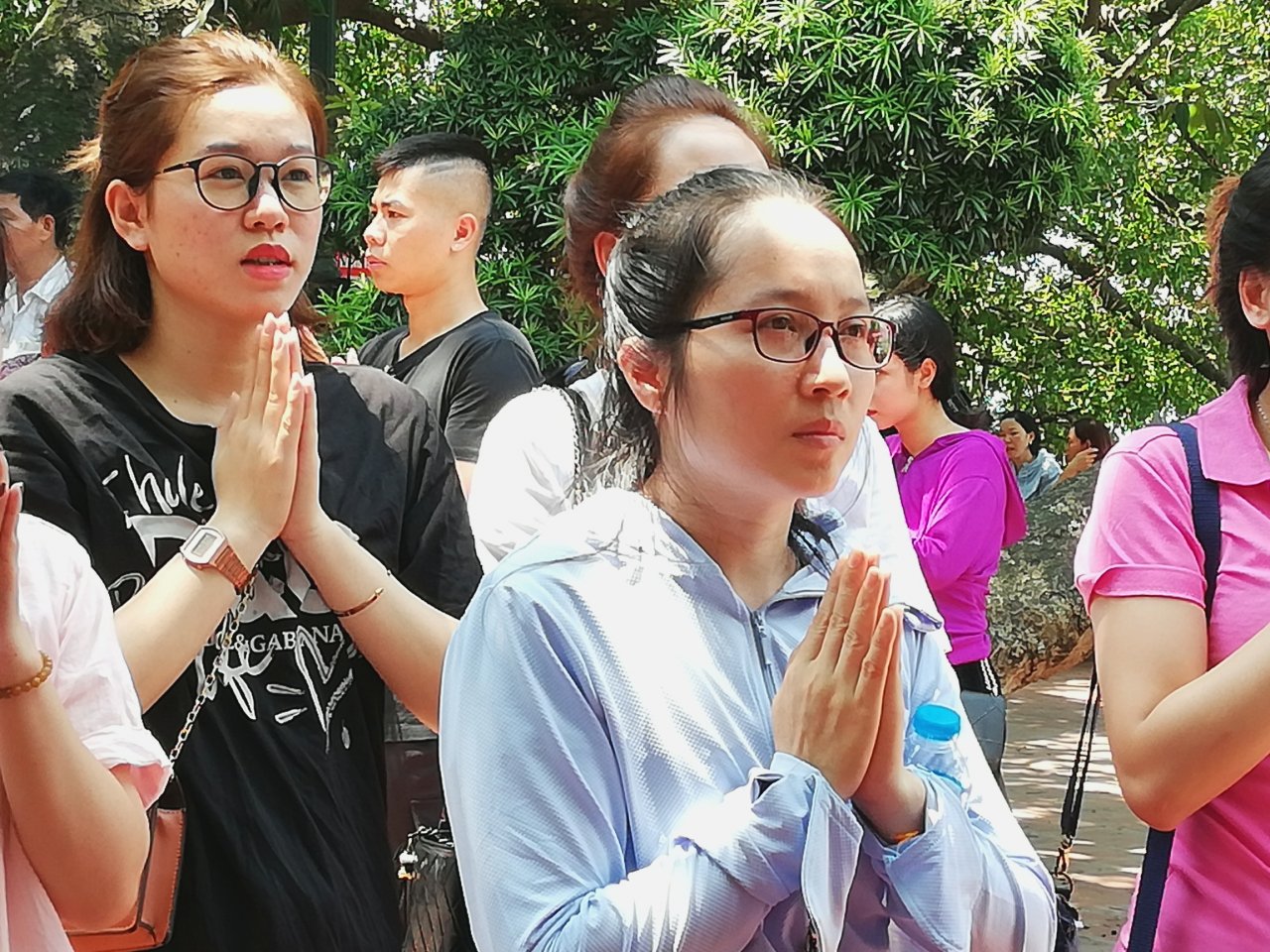 bat-chap-nang-nong-hang-nghin-nguoi-do-ve-chua-tran-quoc-phu-tay-ho-cau-an-ngay-ram