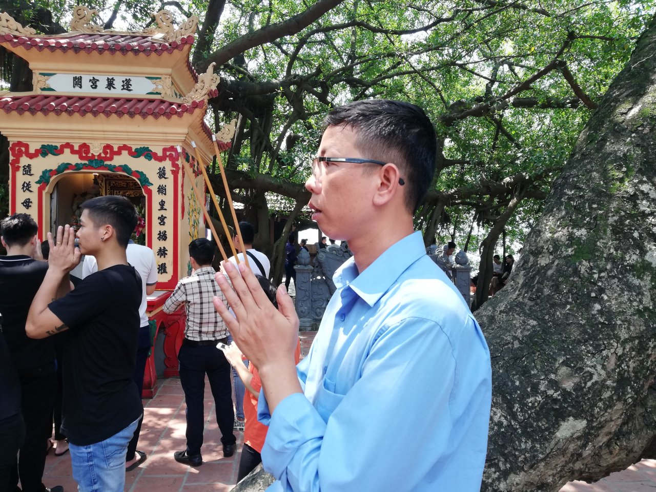 bat-chap-nang-nong-hang-nghin-nguoi-do-ve-chua-tran-quoc-phu-tay-ho-cau-an-ngay-ram