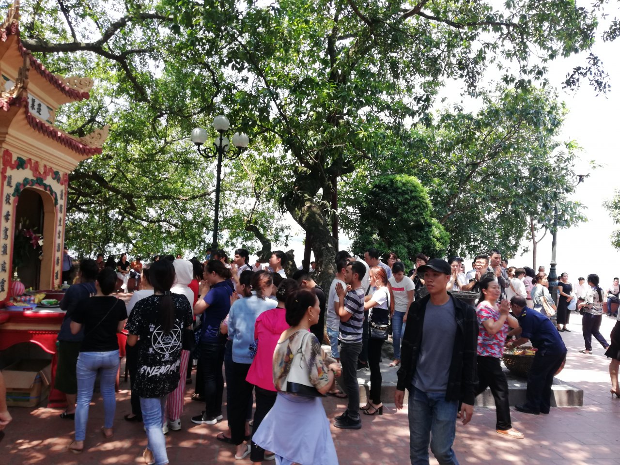 bat-chap-nang-nong-hang-nghin-nguoi-do-ve-chua-tran-quoc-phu-tay-ho-cau-an-ngay-ram