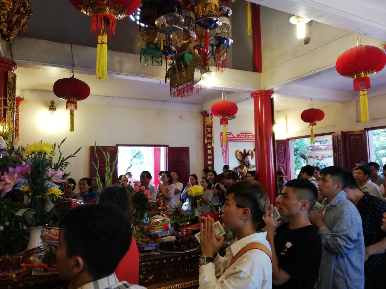 bat-chap-nang-nong-hang-nghin-nguoi-do-ve-chua-tran-quoc-phu-tay-ho-cau-an-ngay-ram