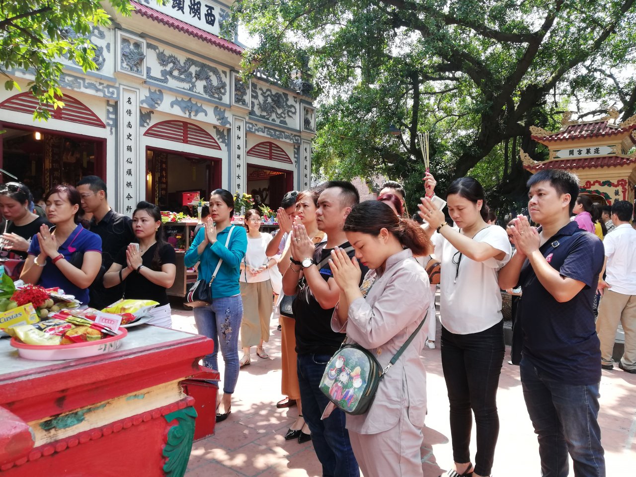 bat-chap-nang-nong-hang-nghin-nguoi-do-ve-chua-tran-quoc-phu-tay-ho-cau-an-ngay-ram