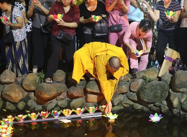 ha-noi-dai-le-vu-lan-chua-phuc-khanh-khong-con-canh-bien-nguoi-tran-ra-duong