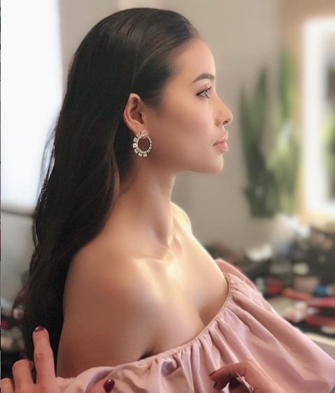 Phạm Hương nhiều lần để lộ vòng 1 không đều. 