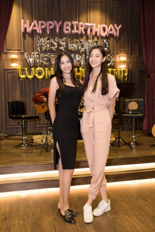 Hoa hậu Tiểu Vy để mặt mộc tới chúc mừng sinh nhật Hoa hậu Lương Thùy Linh. Nhan sắc của 2 Hoa hậu cùng tuổi được cư dân mạng đặt lên bàn cân so sánh.