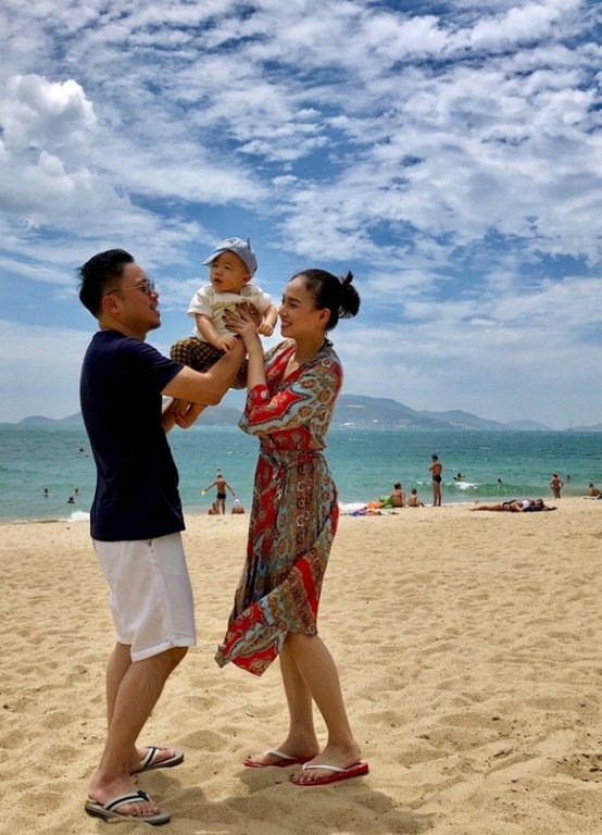 Đạo diễn Victor Vũ cùng gia đình đi biển.