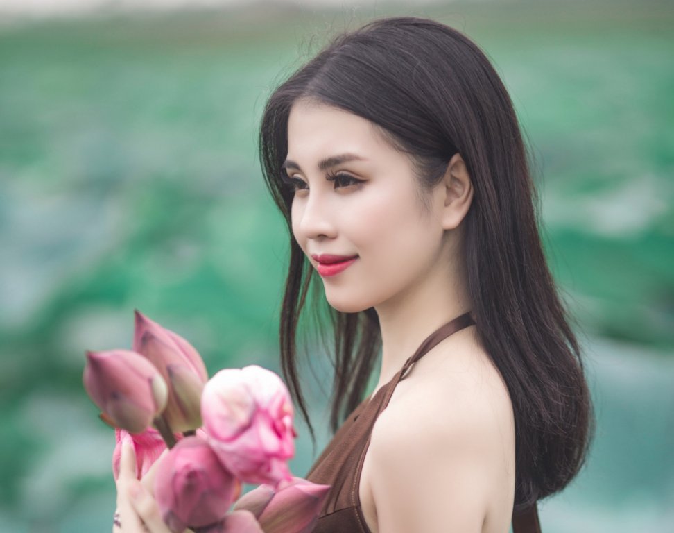 thu-huong-khoe-dang-nuot-na-ben-hoa-sen