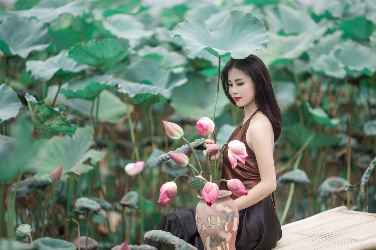 thu-huong-khoe-dang-nuot-na-ben-hoa-sen