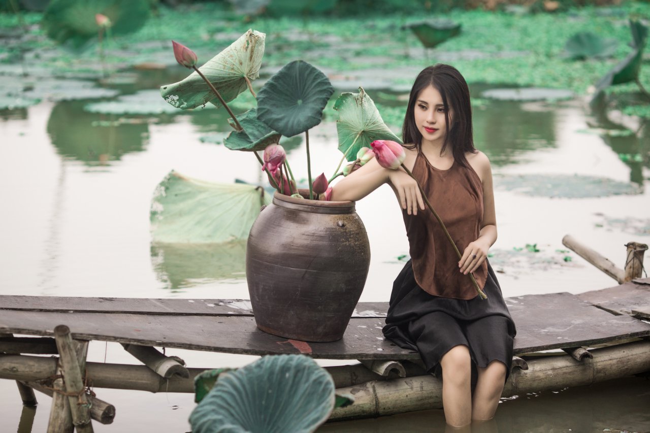thu-huong-khoe-dang-nuot-na-ben-hoa-sen