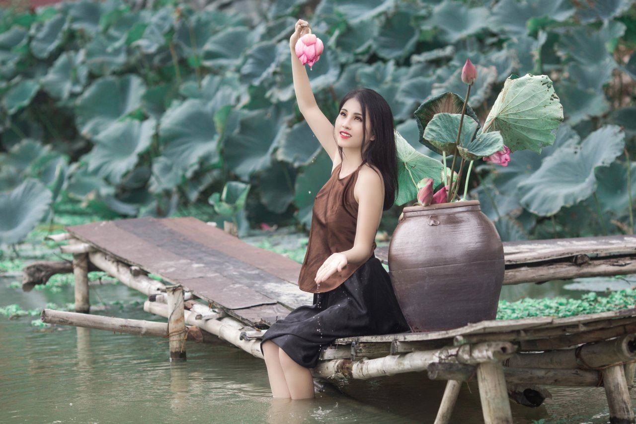 thu-huong-khoe-dang-nuot-na-ben-hoa-sen
